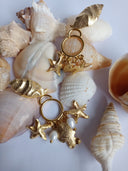 Aretes con dijes colgantes y perlas