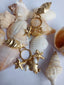 Aretes con dijes colgantes y perlas